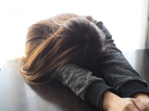うなだれる女性